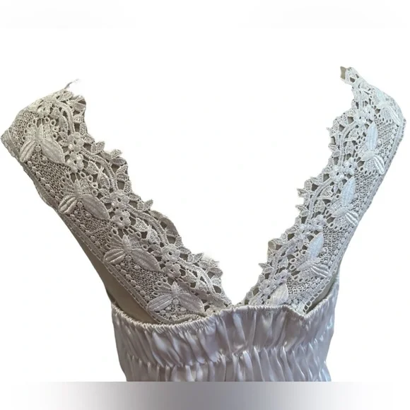 2PC 80s ROMANTIC PENIOR SET WHITE SATIN BUTTERFLY DESIGN LACE GOWN & ROBE SZ M - Picture 11 of 16